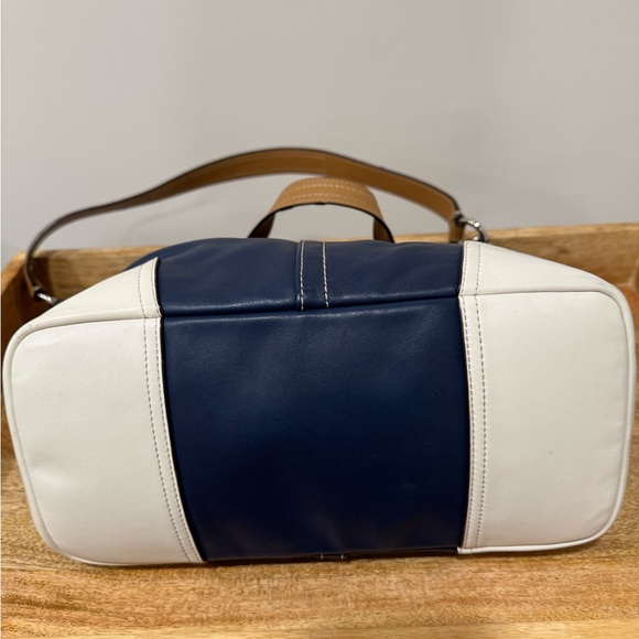 Coach Hadley Leather Duffle Bag F27728 - Picture 3 of 6